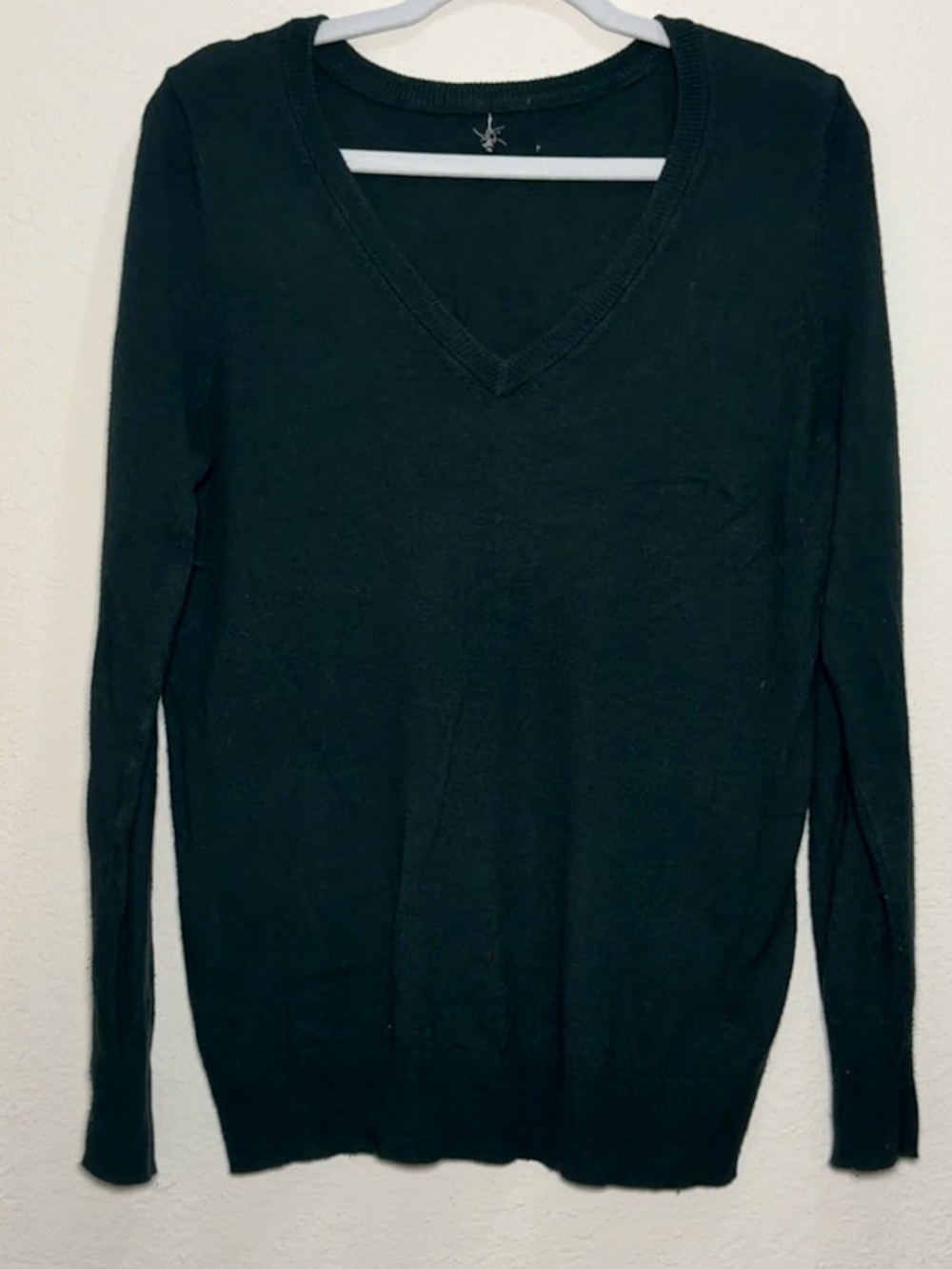 American Eagle Black V Neck Sweater Medium Soft Knit READ